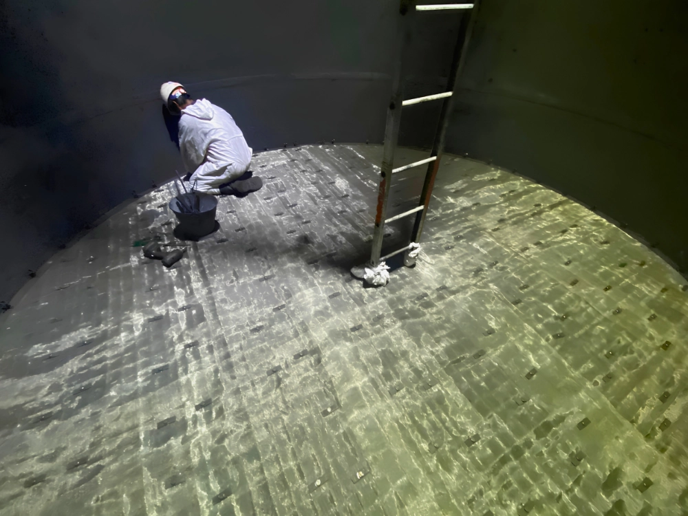 Confined Space Vessel Internal Tray Maintenance — image 1 of 1
